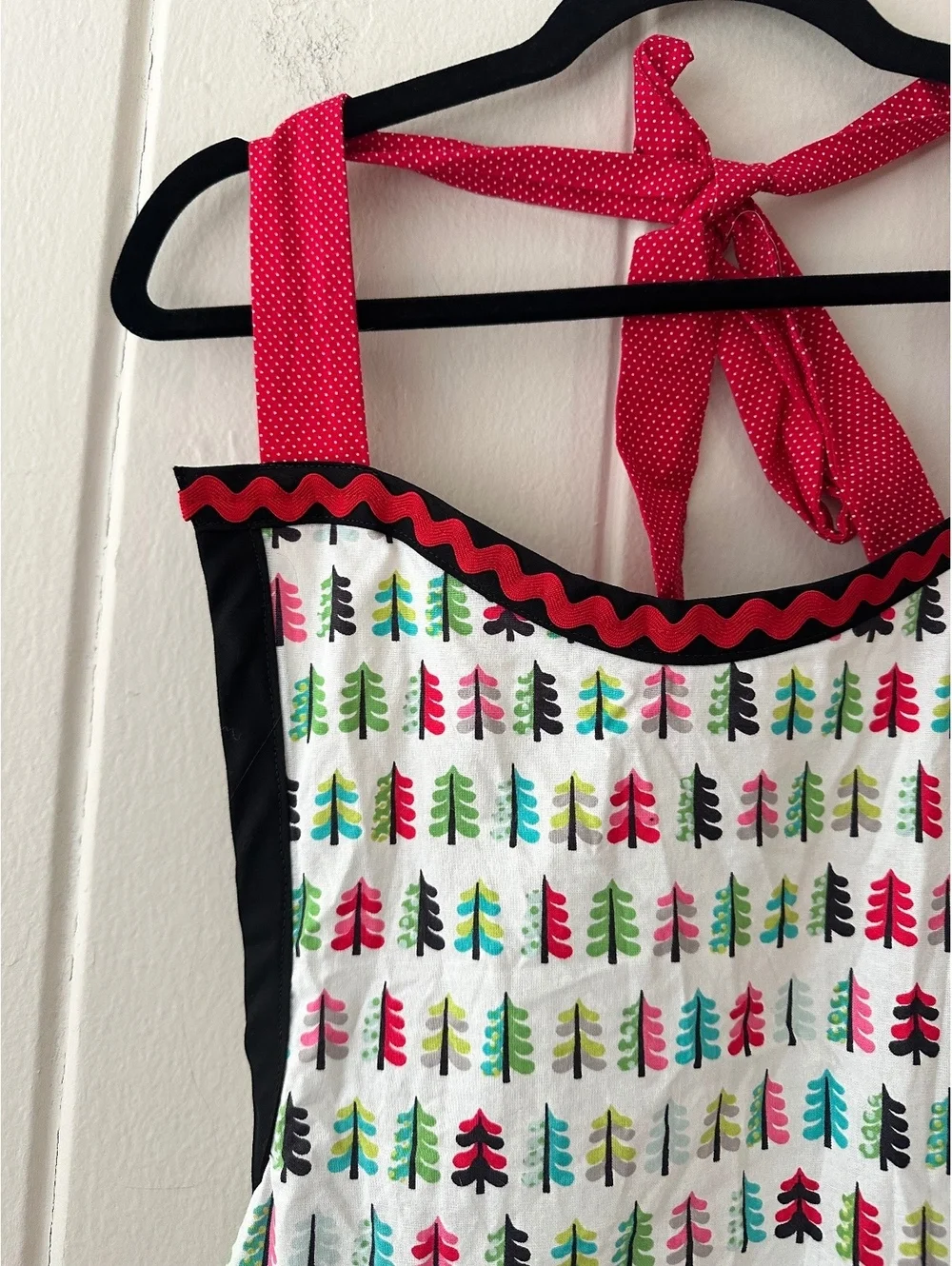 Full Apron with Sweetheart Neckline Contrast Trim and Pockets Handmade Size M